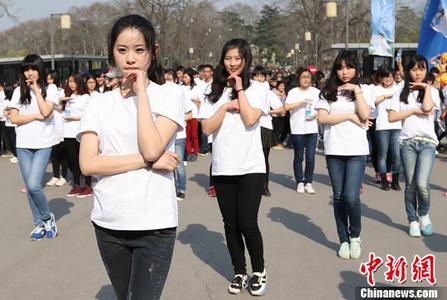 12306回应女性列车员裙装改裤装